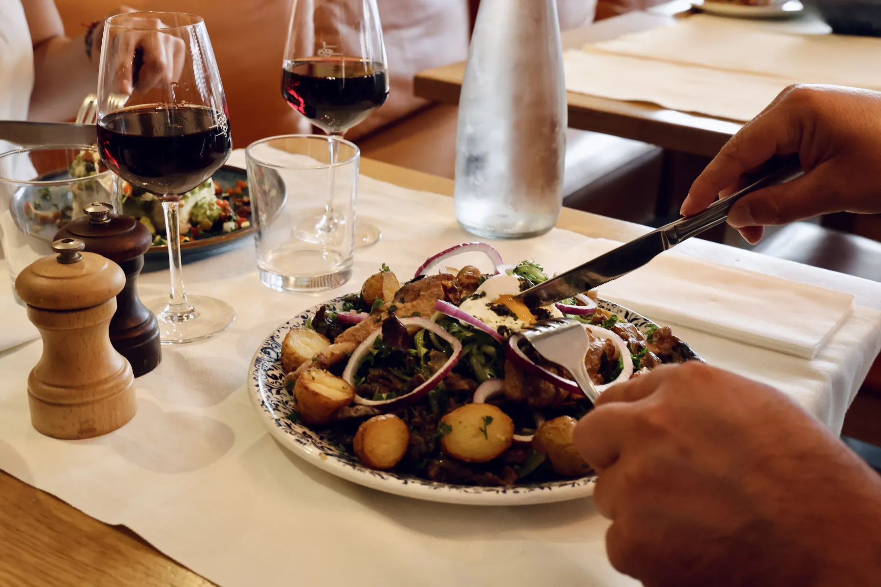 Déjeuner convivial et vin rouge