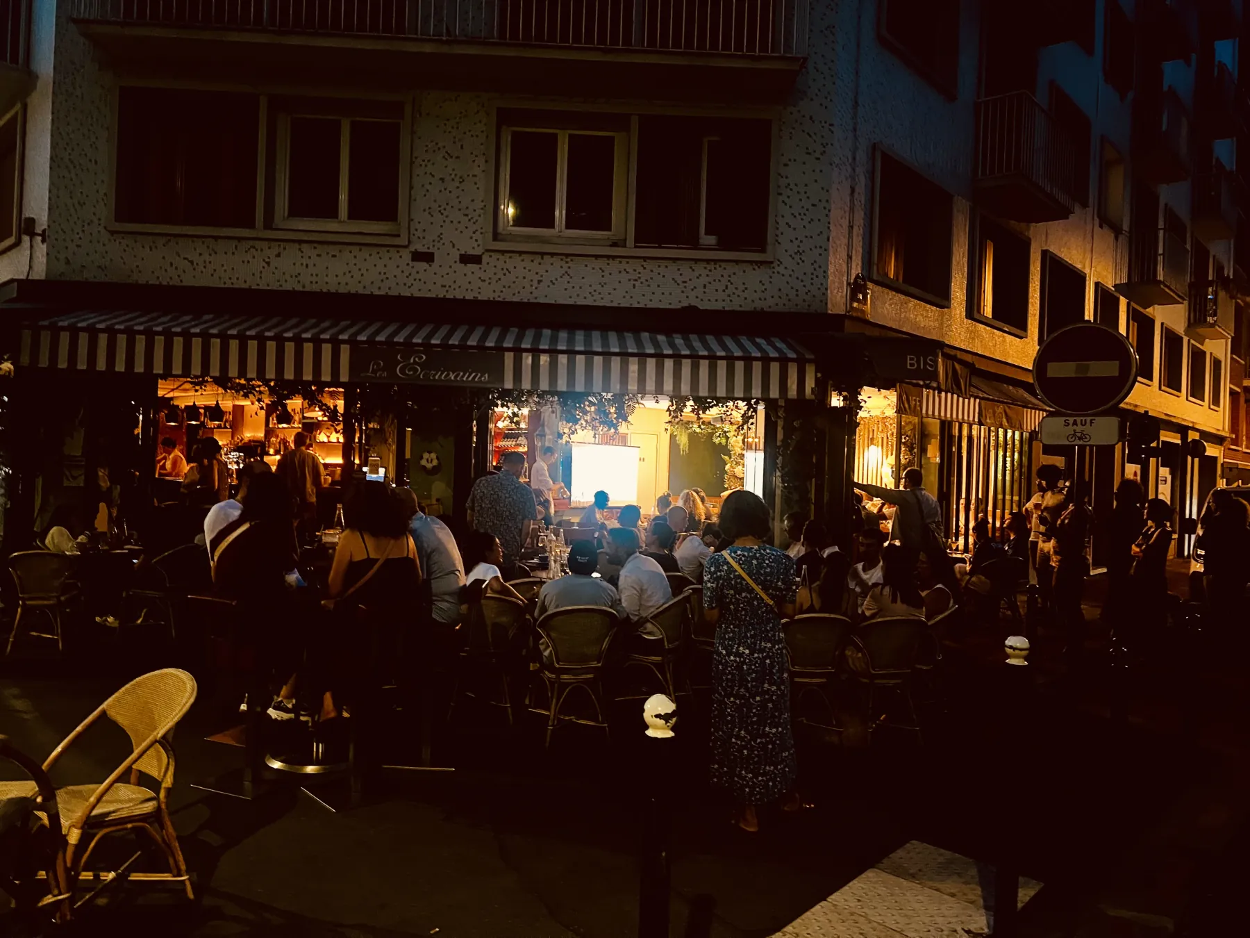 La façade de la brasserie la nuit